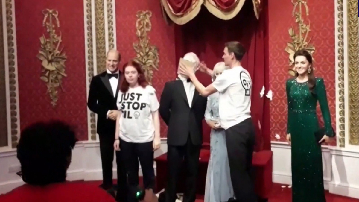 Экоактивисты бросили торт в лицо восковой фигуре Карла III в музее мадам Тюссо