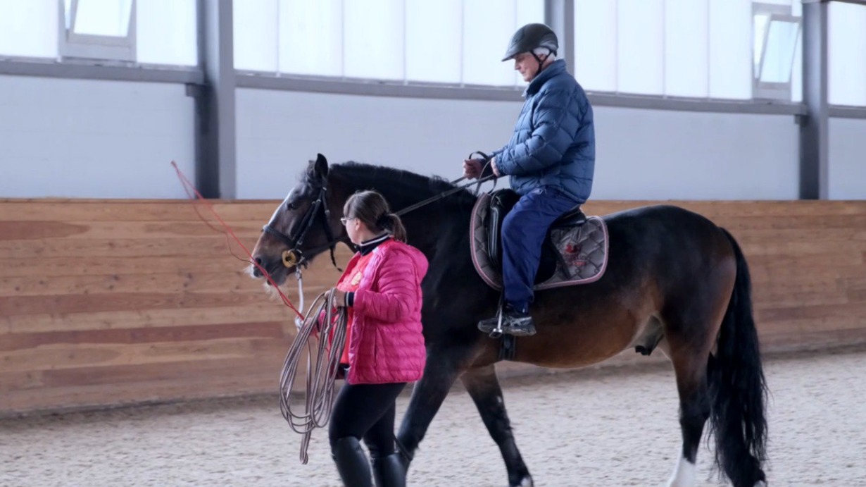 75-летний наездник Владимир Ажимов на коне Гарри. Занятие проходит под руководством тренера высшей категории Аллы Субботиной