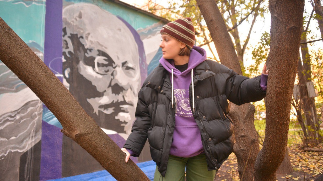 Москвичка Екатерина Дроздова любуется граффити в честь исследователя Юлия Шокальского