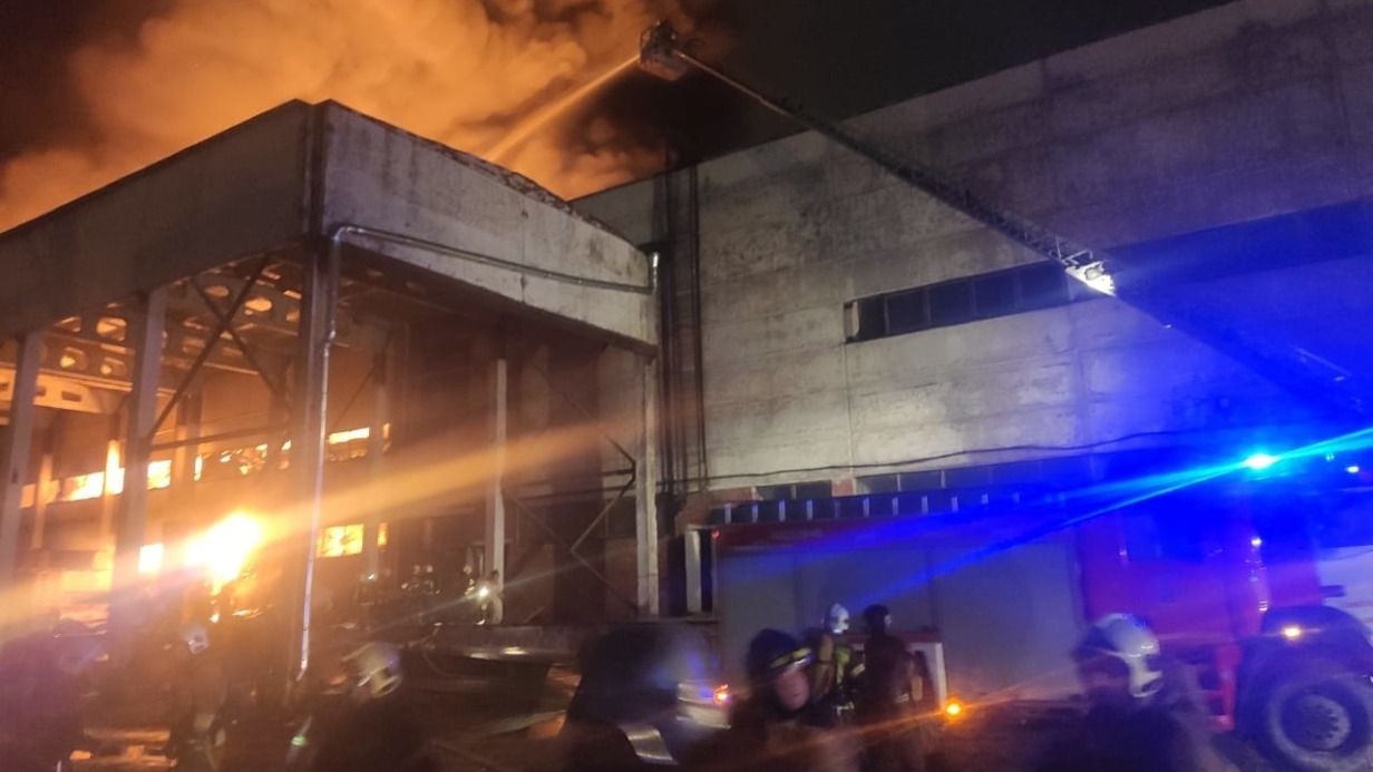 Площадь пожара на складе в Санкт-Петербурге достигла 12 тысяч «квадратов»