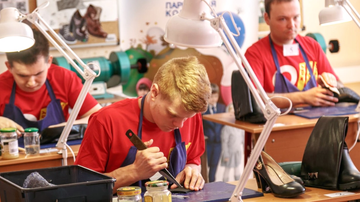 Александр Лавриков получил золото на Московском чемпионате «Абилимпикс-2022» в компетенции «Ремонт обуви»