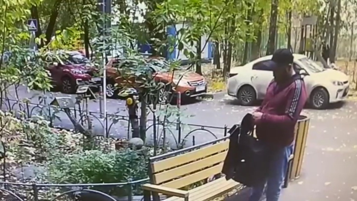 Вор на западе столицы украл у молодой матери 240 тысяч рублей