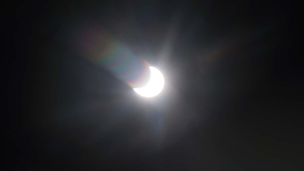 В Сети появились кадры солнечного затмения в Москве