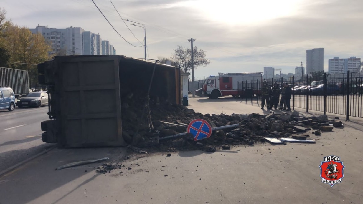 Грузовик с асфальтом перевернулся на юго-востоке Москвы