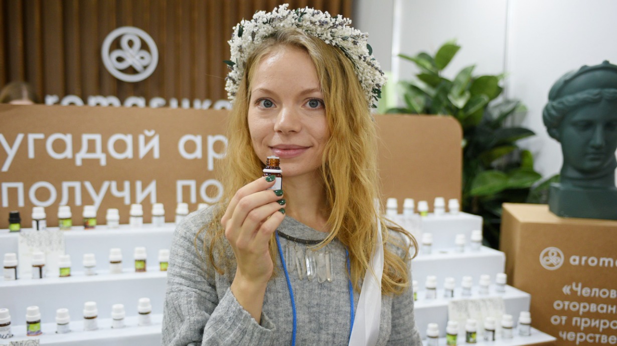 Эксперт в области эфирных масел Наталья Новикова демонстрирует уникальные ароматы, созданные отечественными специалистами, с которыми их компания приехала на выставку косметической и парфюмерной продукции