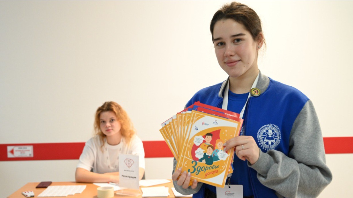 Студентка-волонтер Майя Комарова (на переднем плане) дежурит у аудиторий, где организованы пункты сдачи крови