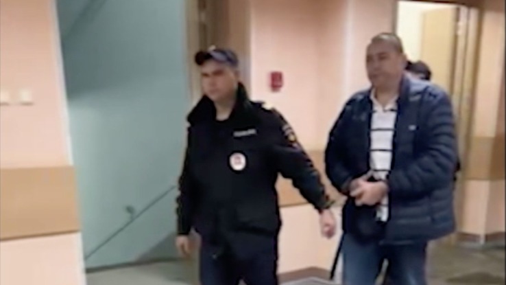 Мужчина с ножом ограбил курьера на северо-западе столицы