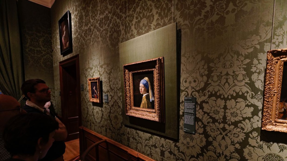 Активисты попытались испортить картину Вермеера под лозунгом борьбы с нефтью