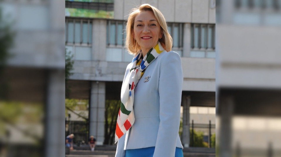 Председатель Москомархитектуры Юлиана Княжевская на фоне здания Центрального дома художника