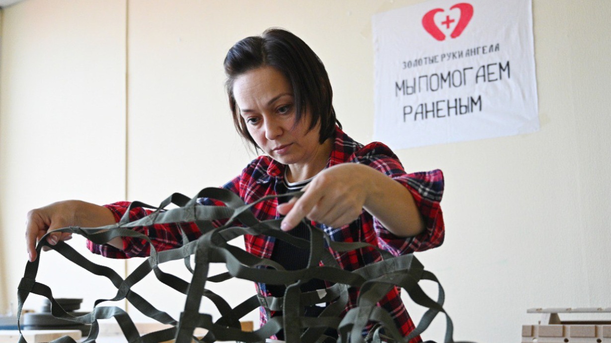 Волонтер проекта «Золотые руки Ангела» Елена Иваненко проверяет крепления связующих узлов на тактических носилках, которые в скором времени отправятся на фронт, к бойцам Российской армии