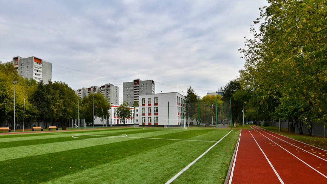 Территории 200 образовательных учреждений благоустроили в этом году в Москве