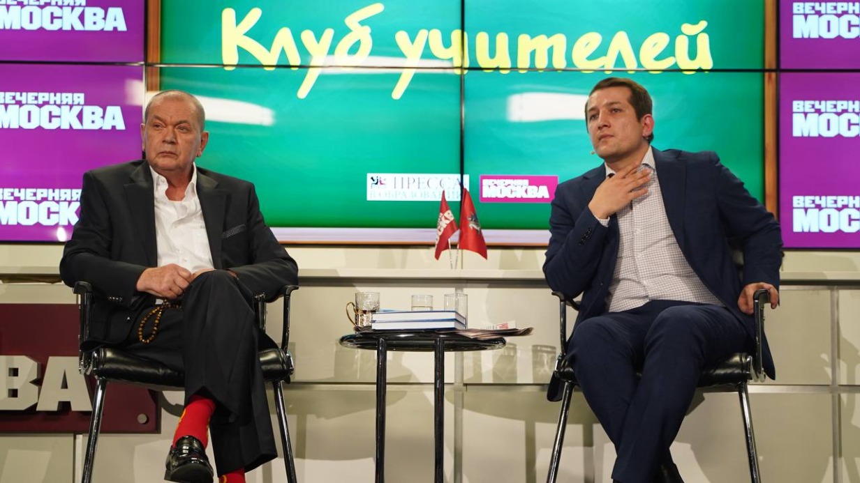 Главный редактор Вечерней Москвы Александр Куприянов (слева) и главный редактор «Учительской газеты» Арслан Хасавов на встрече «Клуба учителей»