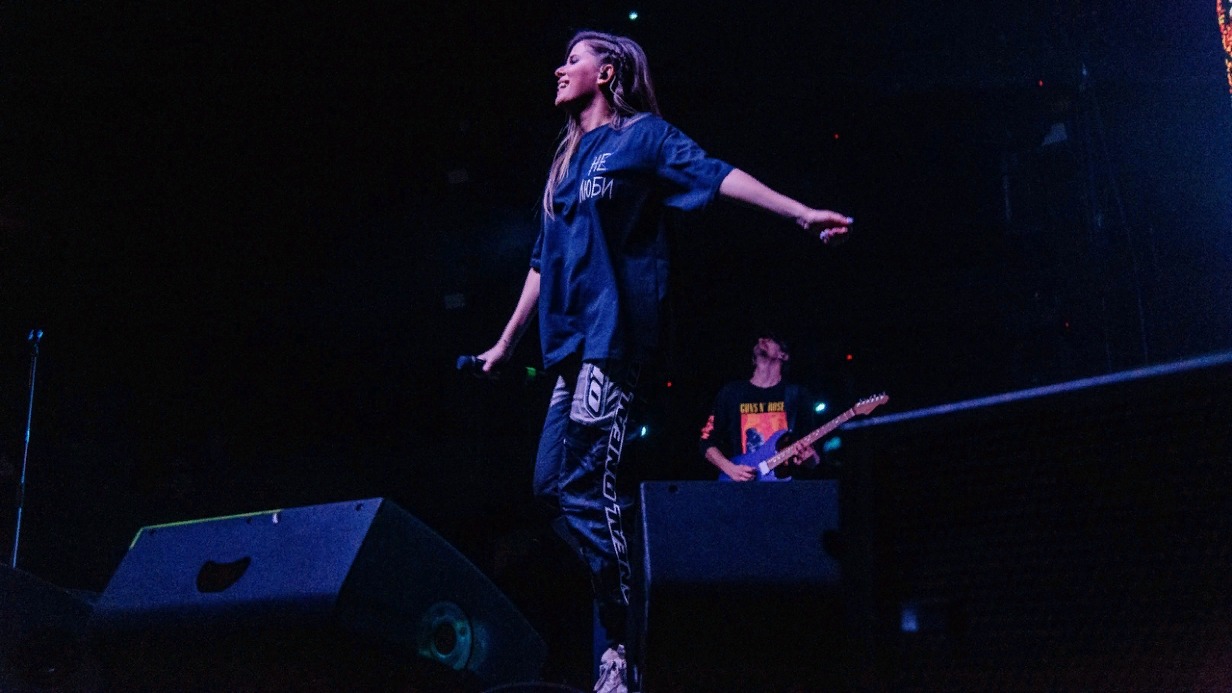 Певица Эльвира Т согласилась выйти замуж за своего парня прямо во время концерта