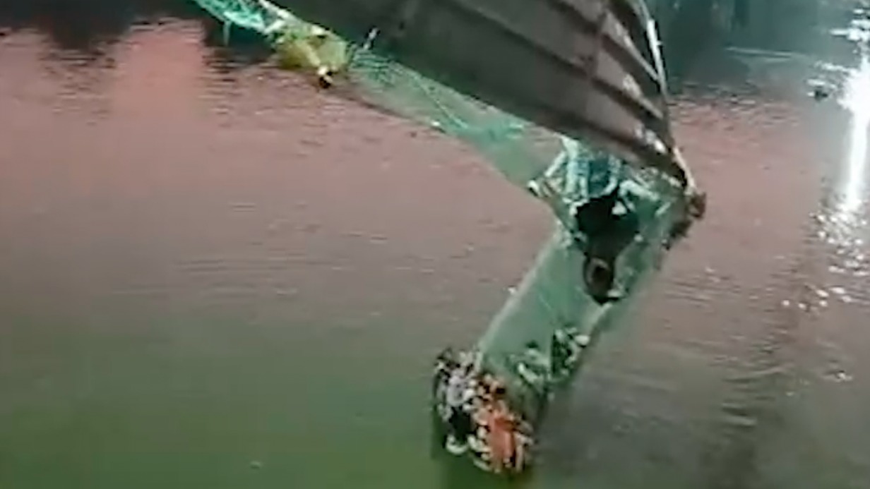 Минимум 40 человек погибли при обрушении моста в Индии