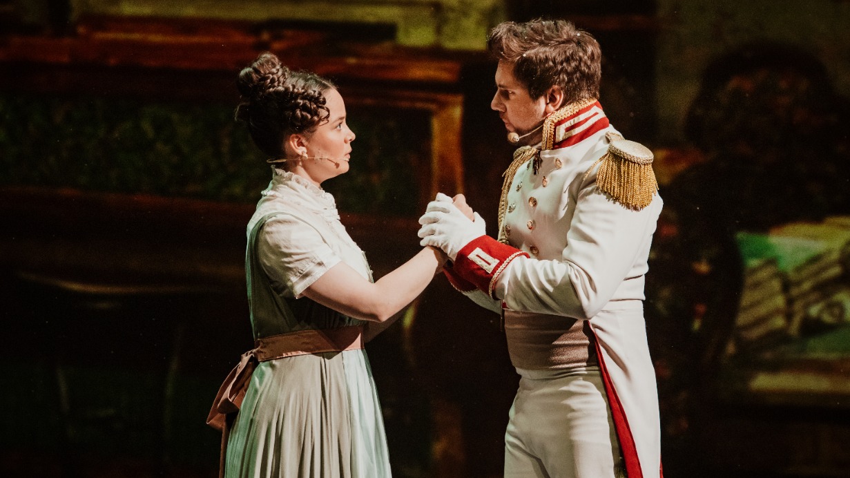 Актеры Валерия Воробьева и Никита Поздняков играют Наташу Ростову и Андрея Болконского