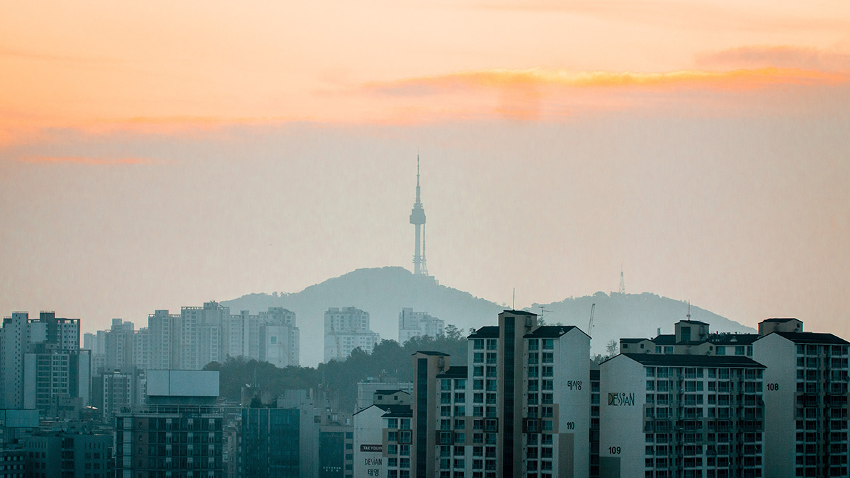 Автомобиль протаранил пост охраны посольства России в Сеуле