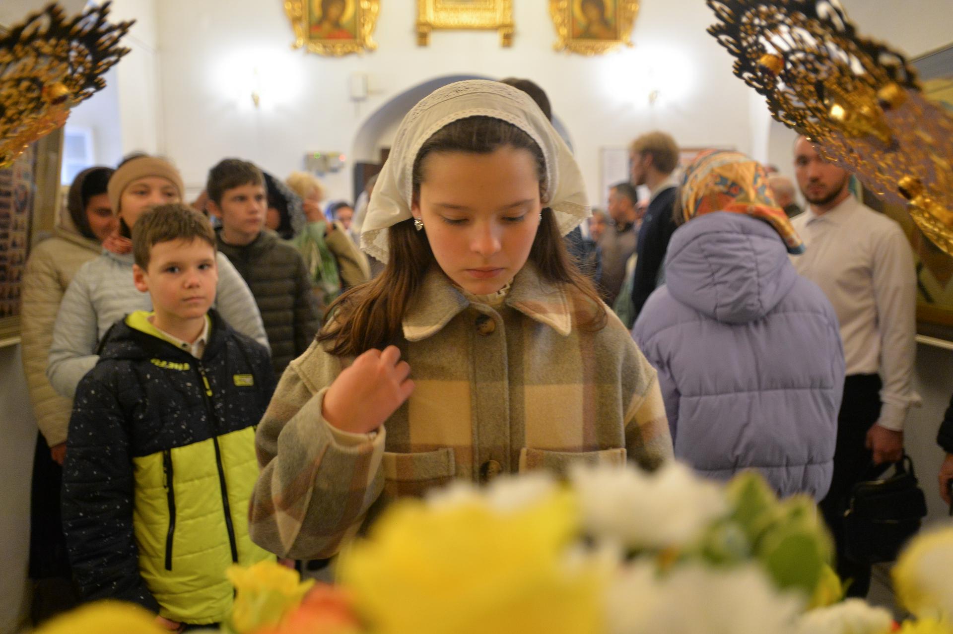 Москвичка Екатерина Пестрова крестится и молится перед мощами преподобного Сергия Радонежского в храме Живоначальной Троицы в Свиблове. Она прикоснулась к мощам одной из первых и, по ее словам, почувствовала единение с Богом
