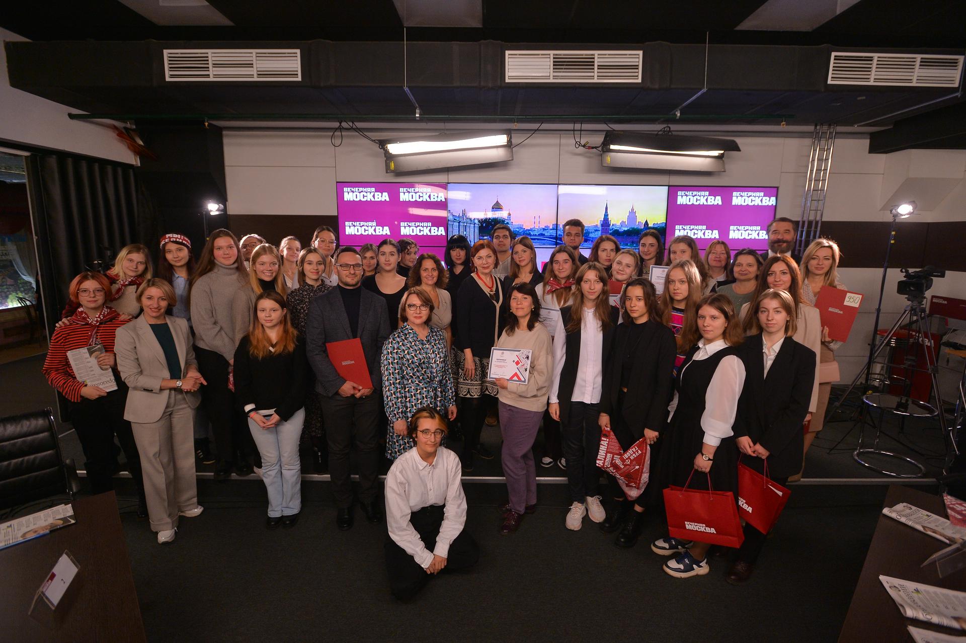 Торжественное вручение сертификатов Школы юного журналиста «Молодое перо» состоялось в пресс-центре «Вечерней Москвы»