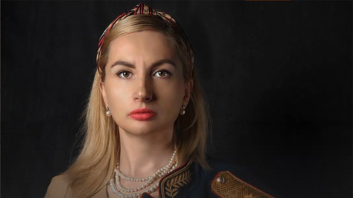 Екатерина Колотовкина позировала фотографам в форме своего супруга