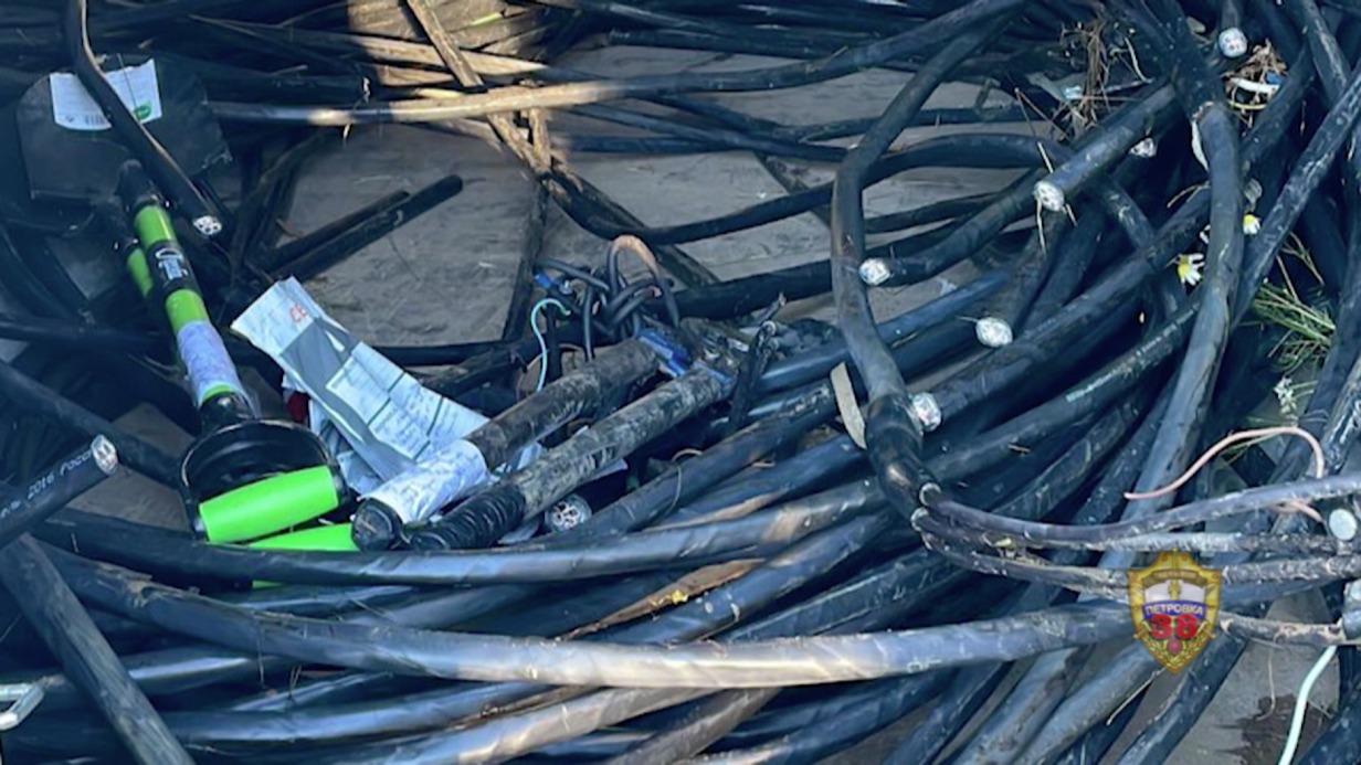 Злоумышленники свалили фонарный столб и украли почти километр кабеля