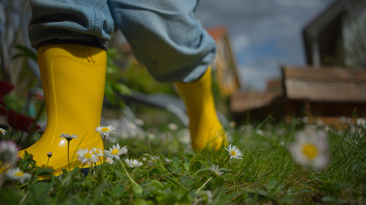 Тракторная подошва и яркие оттенки: какие резиновые сапоги выбрать на весну