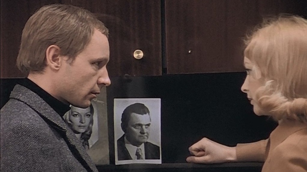 Дома у героини «Иронии судьбы» Нади стоит фото Ипполита в исполнении Яковлева, а из окна упал портрет Басилашвили