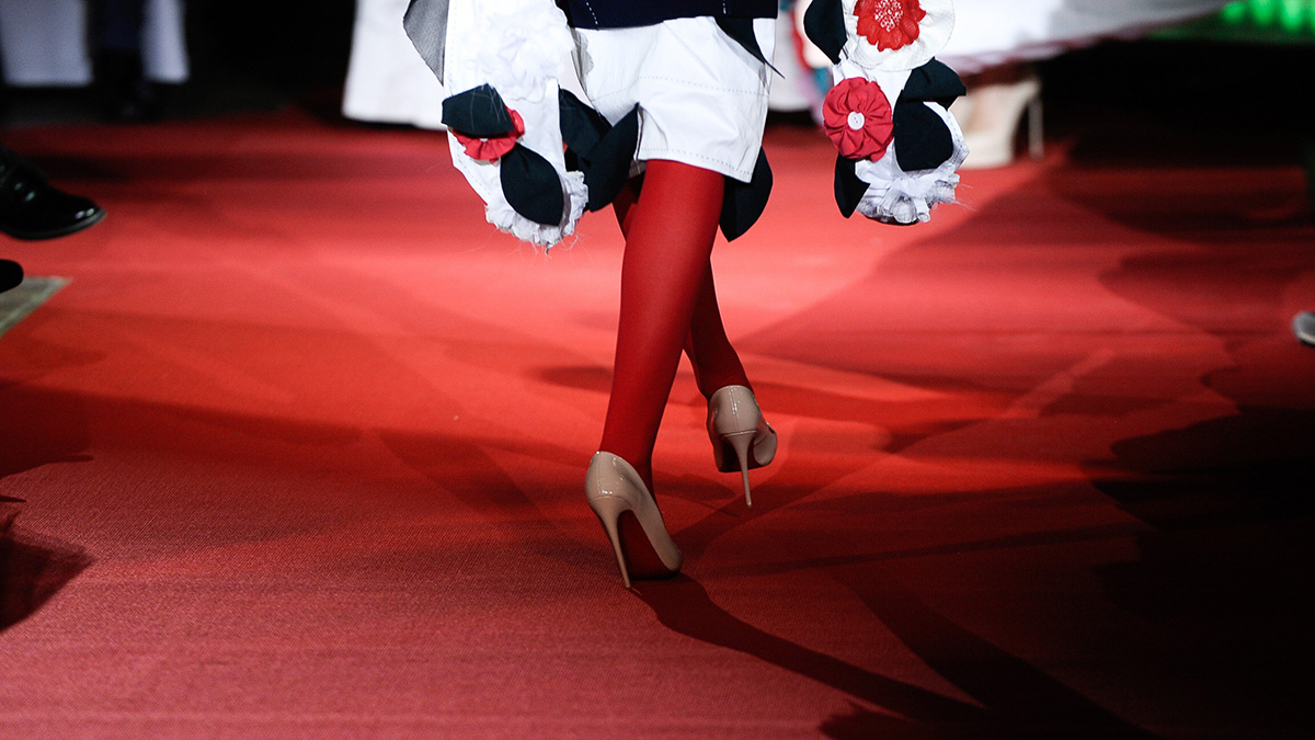 Сандалии с носками и леопард: россияне назвали самые странные модные тенденции