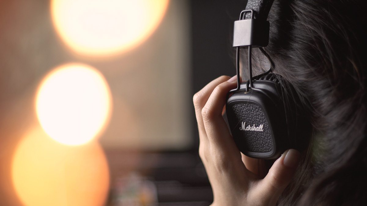 «Оптимальная нагрузка»: как правильно слушать музыку в наушниках, чтобы не испортить слух