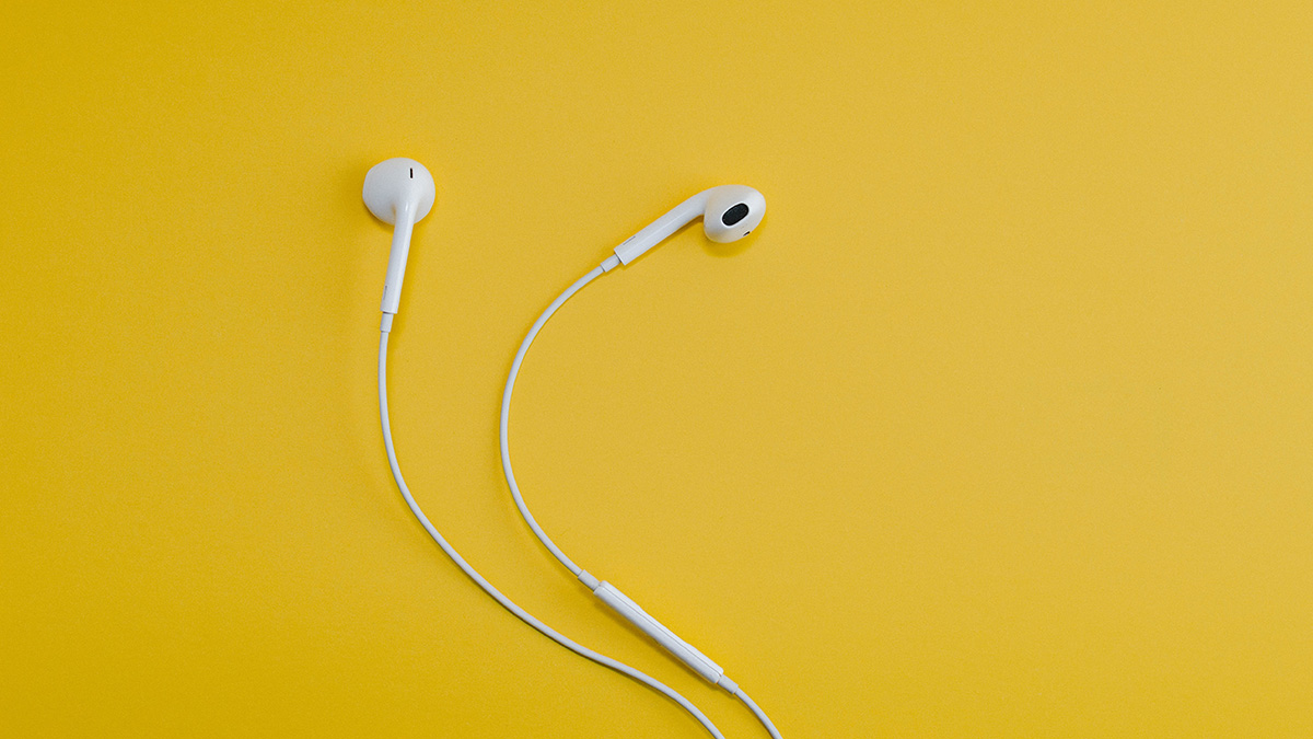 Почему опасно использовать наушники в жару