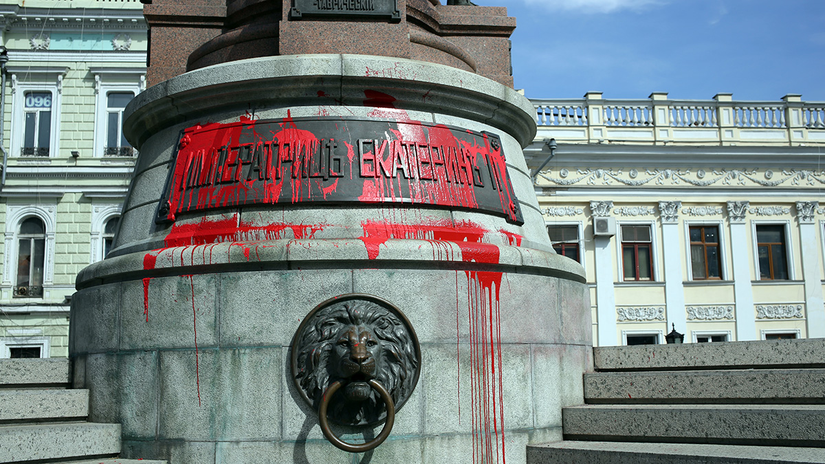 Неизвестные осквернили памятник императрице Екатерине II в Одессе
