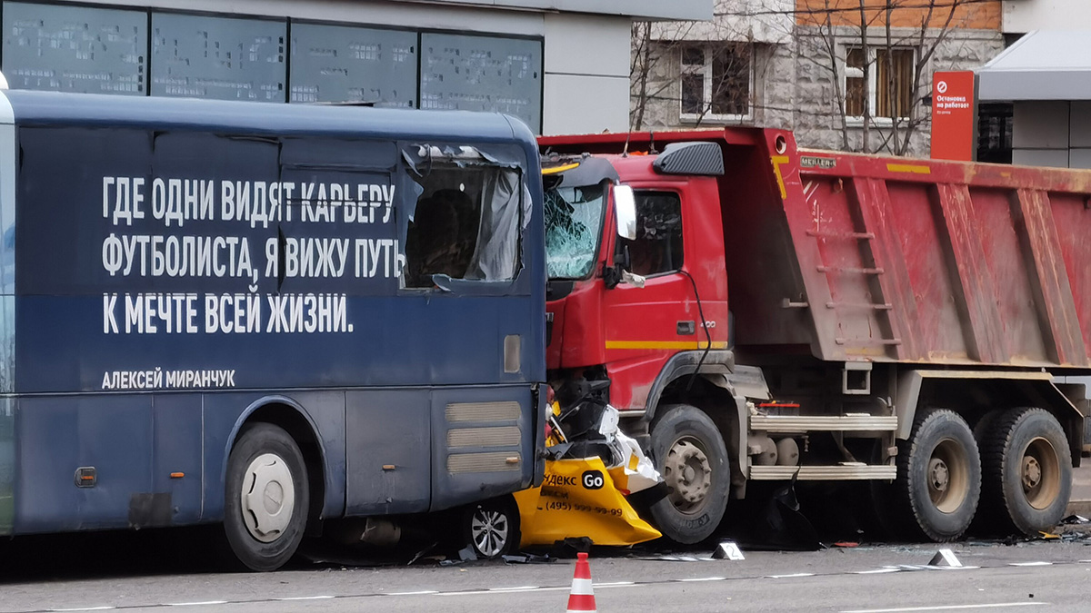 Водителю грузовика, который врезался в такси на улице 1905 года, грозит уголовная ответственность