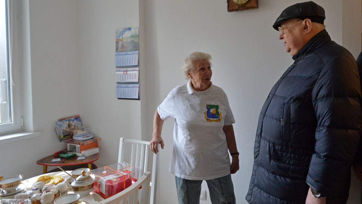 Жительница нового дома по программе реновации Вера Данилова рассказала депутату Госдумы Владимиру Ресину о том, как обустроила квартиру после новоселья