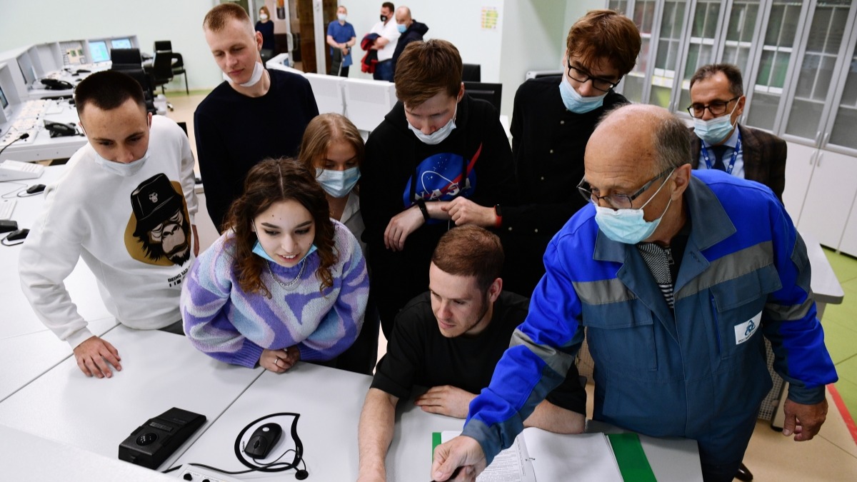 Студенты УрФУ во время ночной экскурсии по Белоярской атомной станции имени И. В. Курчатова в Свердловской области, которая была приурочена к акции «Ночь музеев»