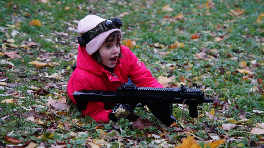 Второклассница Александра Келеп наравне с мальчишками приняла участие в турнире по лазертагу «Осенние маневры»