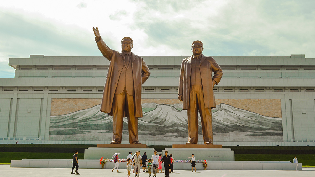 Столицу Северной Кореи украсили российскими флагами в честь визита Путина