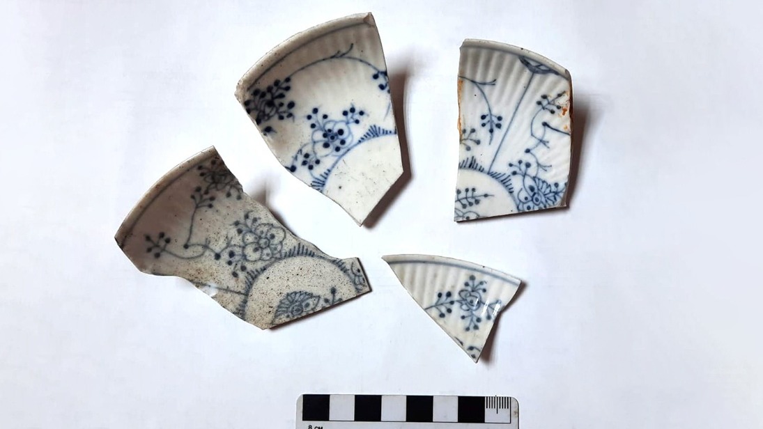 Набор кухонной посуды конца XVIII века нашли археологи при раскопках в 4-м Крутицком переулке