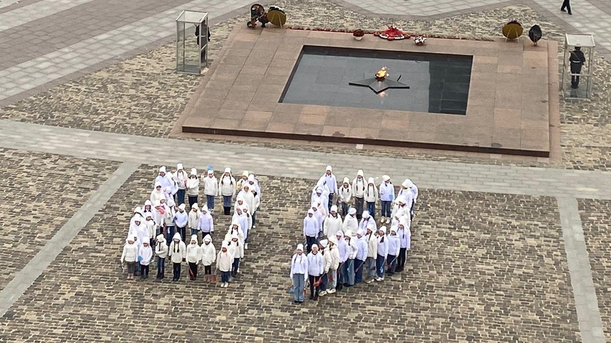 Около 100 волонтеров стали участниками патриотического флешмоба у стен Музея Победы