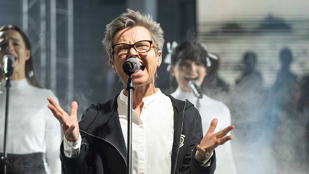 «Сурганова и оркестр» дали концерт в ходе посещения пункта отбора на контрактную службу