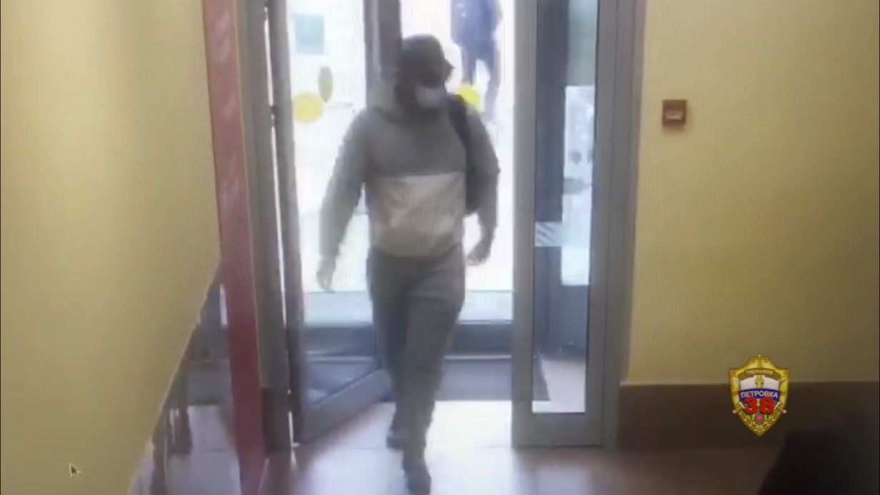 Столичная пенсионерка поверила мошенникам и сбросила с балкона 400 тысяч рублей