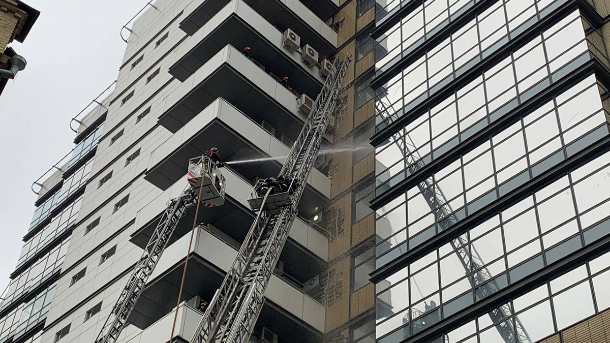 Здание страховой компании загорелось в центре Москвы