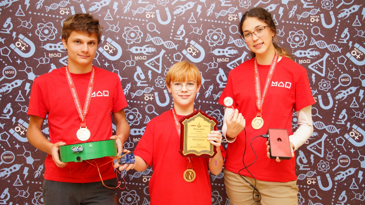 Молодые ученые Александр Сухоцкий, Марк Баранов и Анастасия Елисеева (слева направо) завоевали золотые медали Международного конкурса-выставки инноваций International Young Inventors Award, где они представили жюри свои уникальные изобретения 