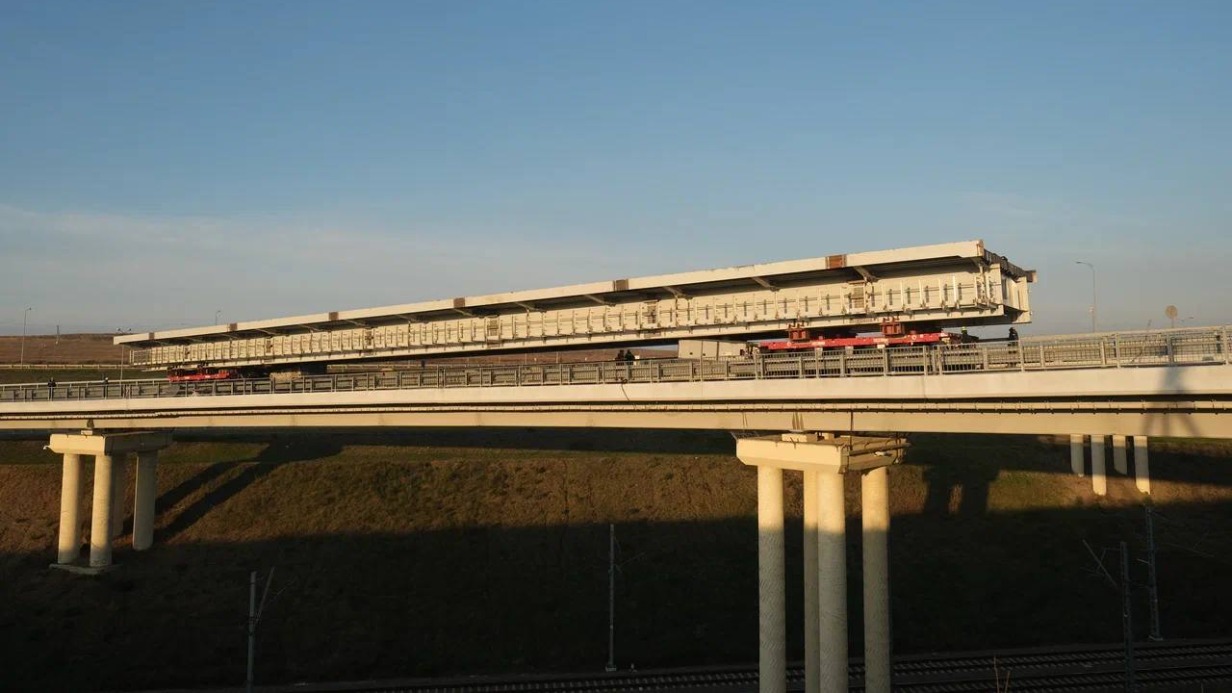 Хуснуллин: Первый готовый пролет Крымского моста направлен к месту монтажа