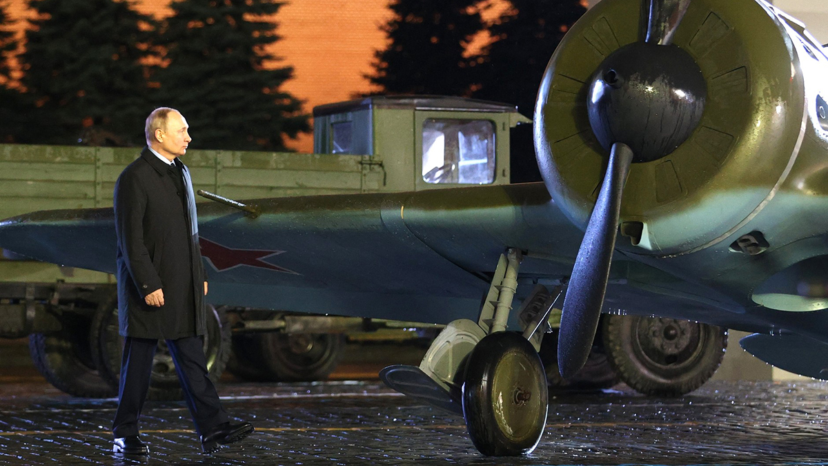 Путин посетил интерактивный музей на Красной площади, посвященный истории обороны Москвы