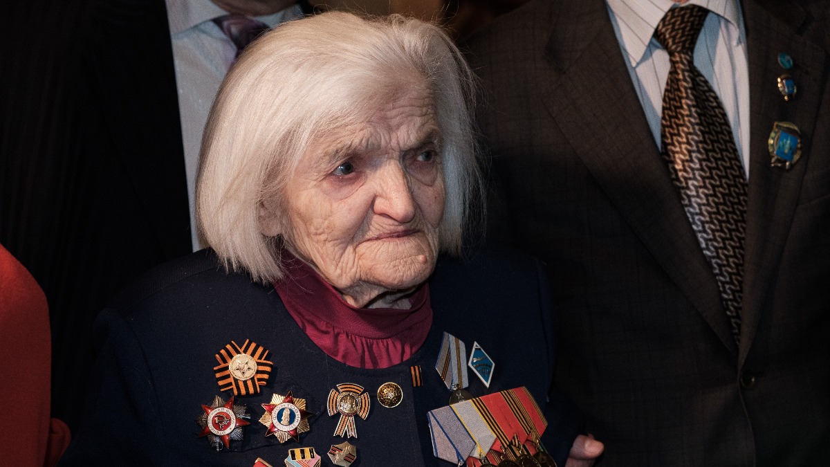 Экскурсию в Музее Победы провели для 100-летней участницы ВОВ