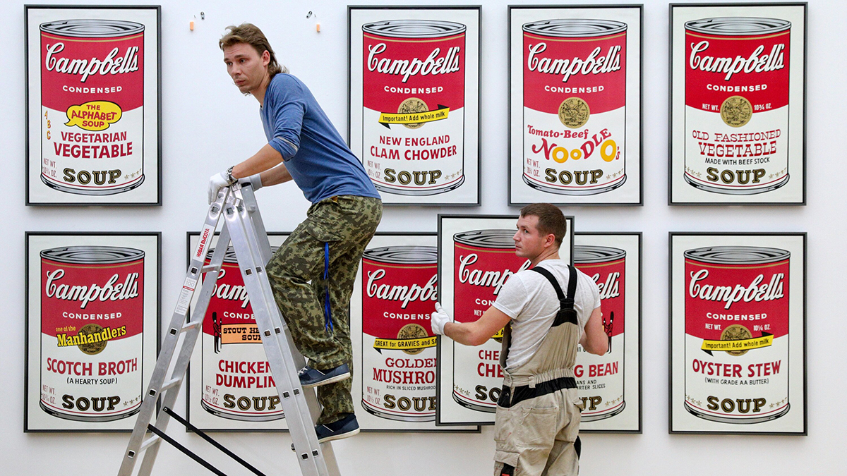 Экоактивисты приклеили себя к работе Уорхола «Банки с супом Кэмпбелл»