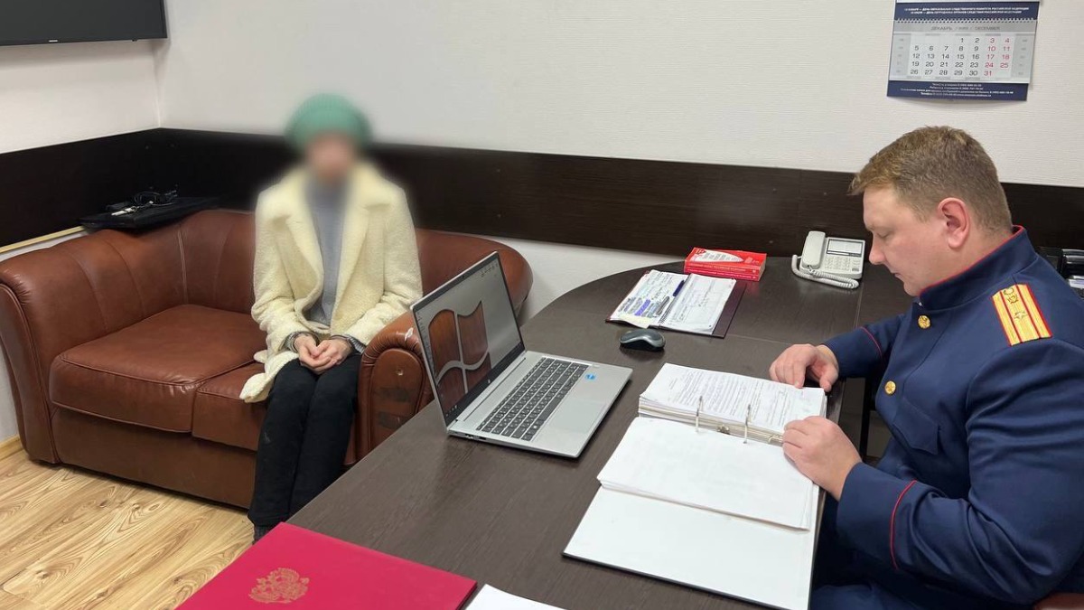 Женщина, выбросившая ребенка с 11-го этажа на юге Москвы, доставлена в СК