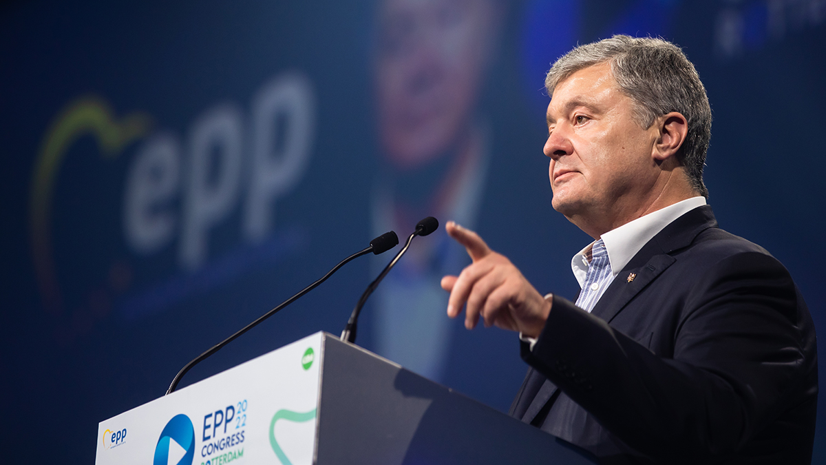 Зеленский ввел персональные санкции против Порошенко*