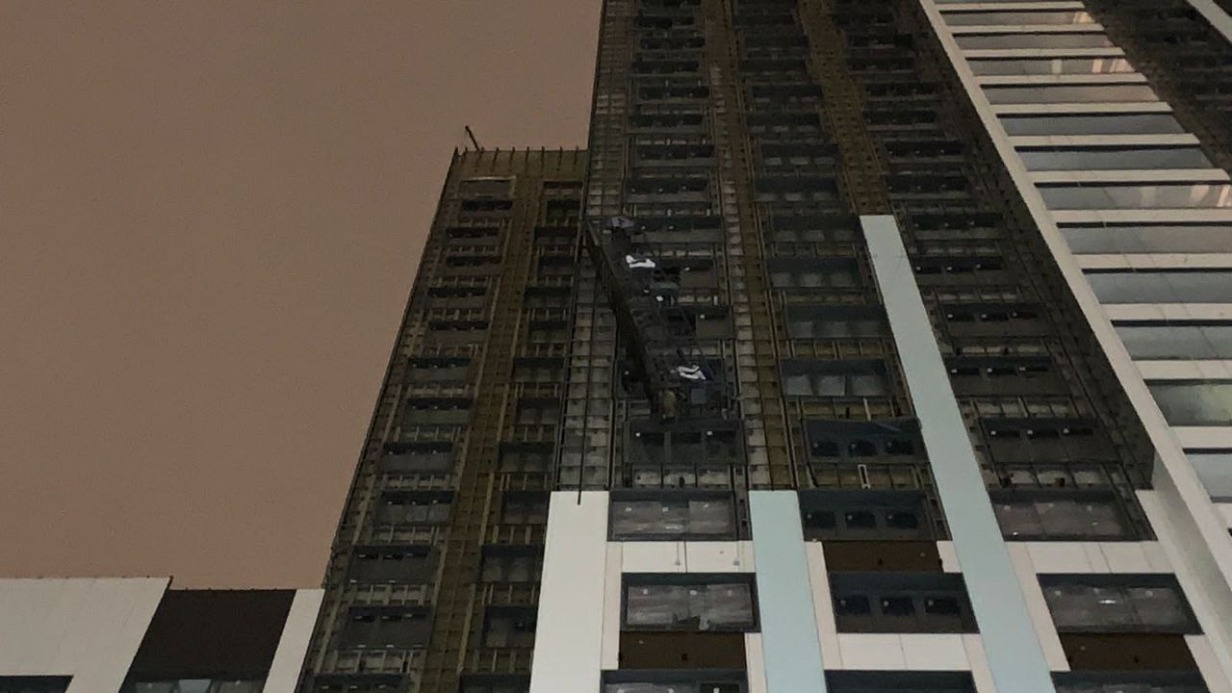 Двое рабочих выпали с подъемника на стройке в Подмосковье