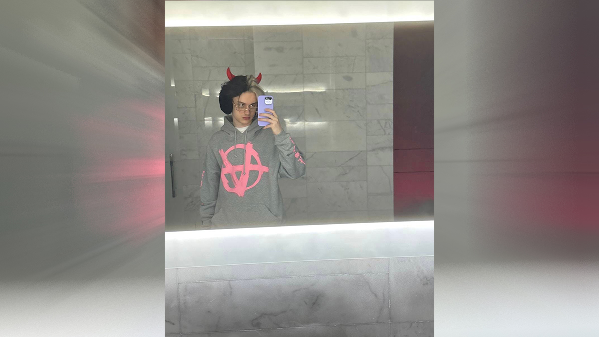 Блогера Некоглая объявили в розыск