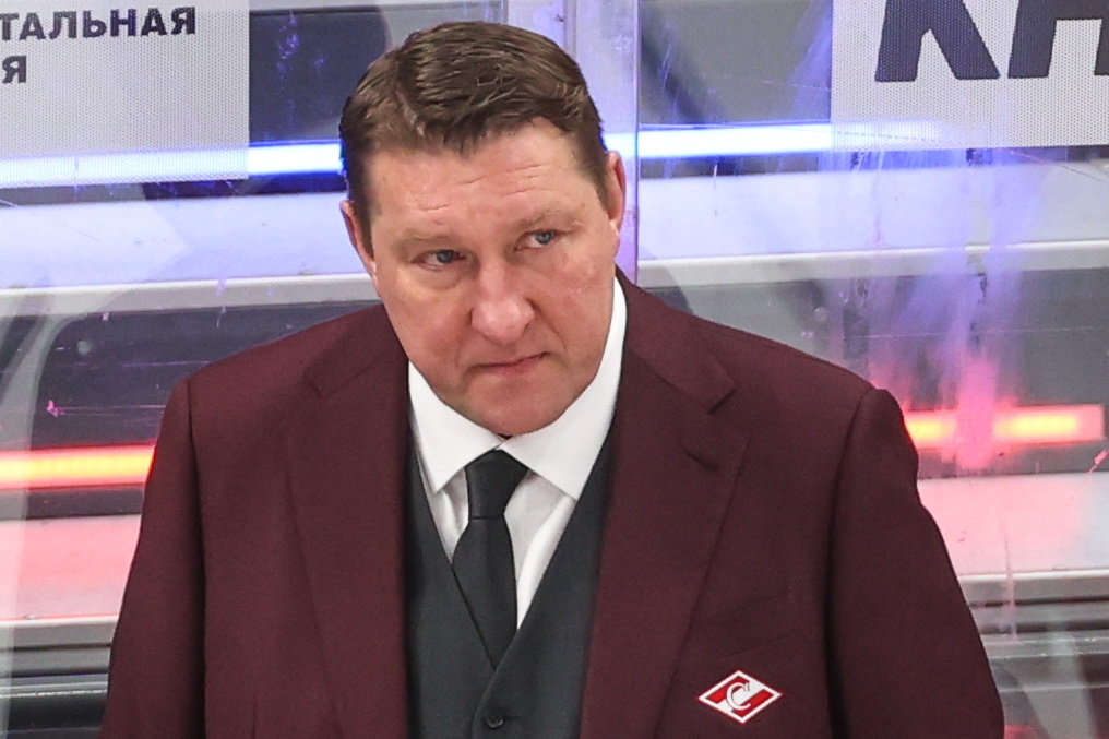 Хоккейная команда «Спартак» расторгла контракт с главным тренером Мироновым